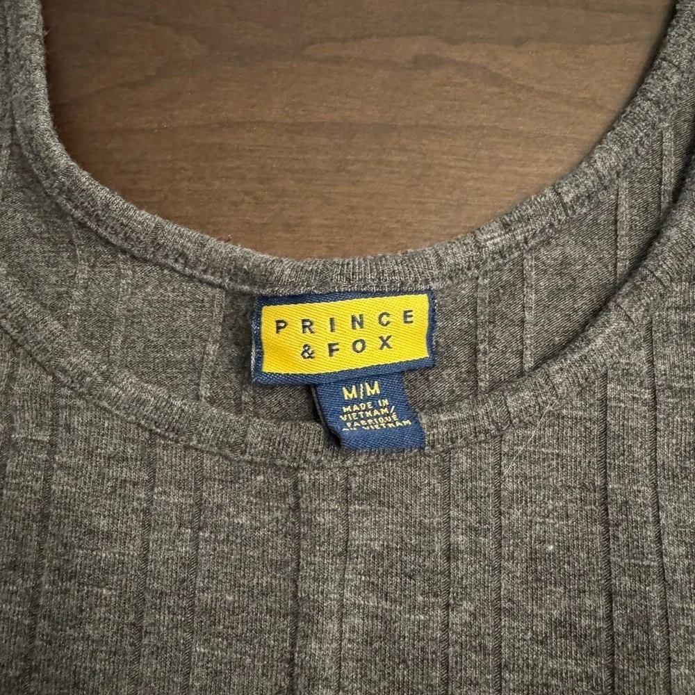Prince & Fox Gray Ribbed Women's Top - Picture 3 of 4